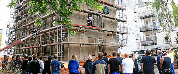 Am Einzeldenkmal Theaterstraße 8 hat der Projektentwickler TannCapital zum Richtest eingeladen.   Foto: Marcel Hilbert